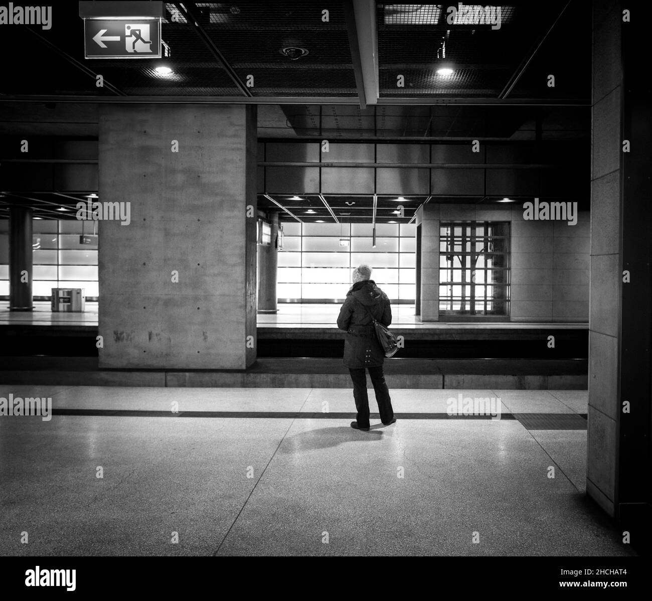 Passeggero in attesa alla stazione Potsdamer Platz di Berlino, Germania Foto Stock