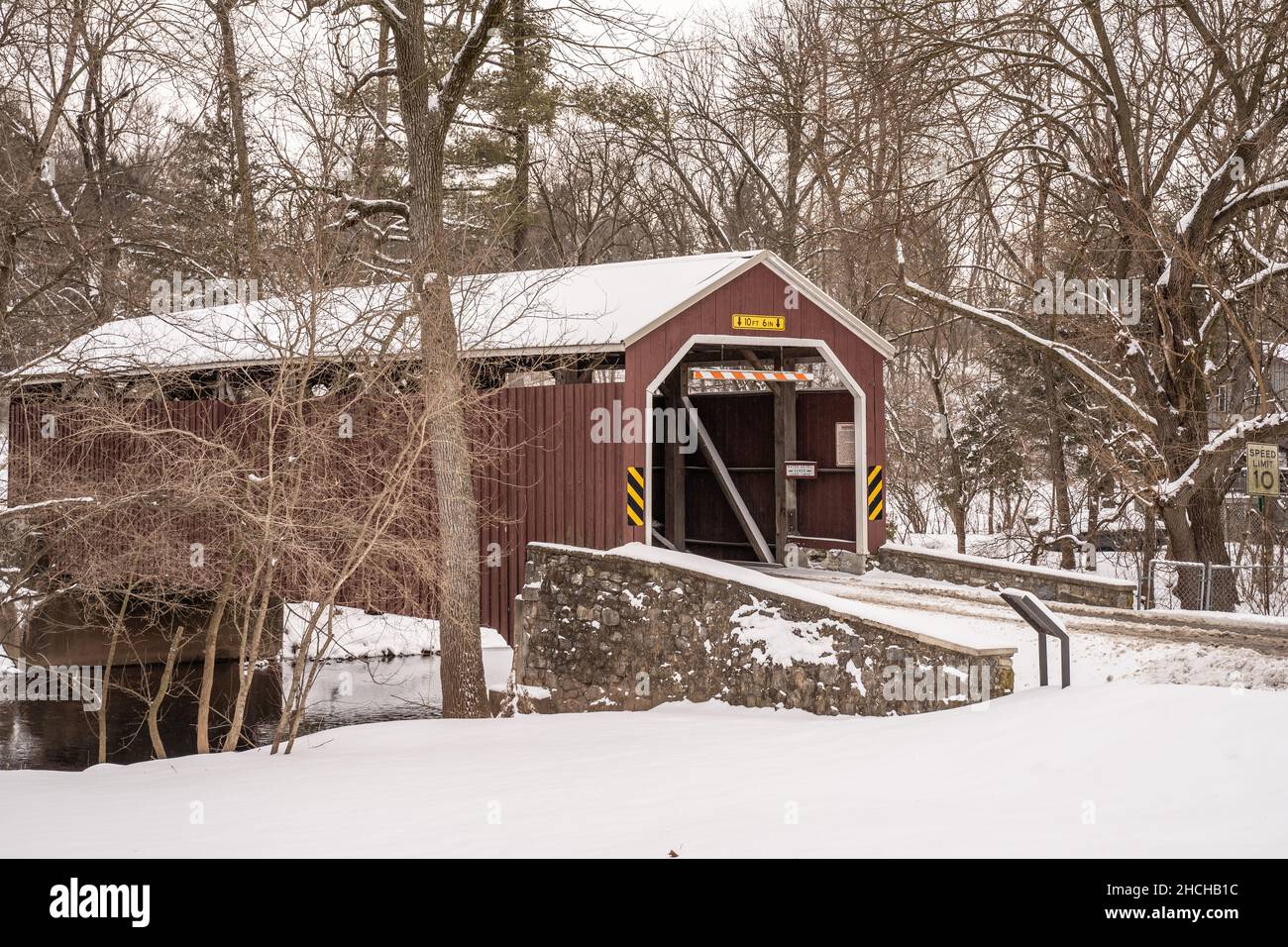 Ponte coperto Zook's Mill Red dopo una tempesta di neve nella contea rurale di Lancaster, Pennsylvania Foto Stock