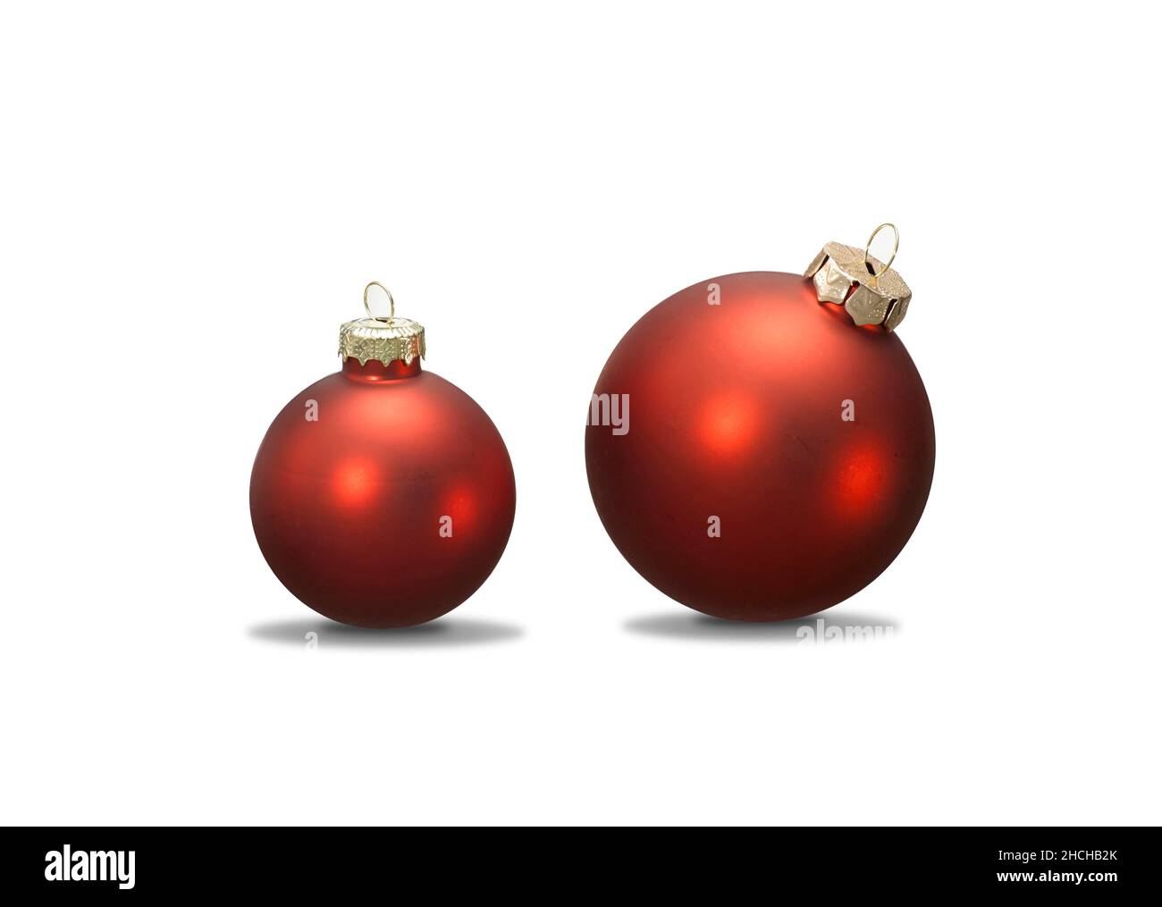 Due palline rosse di Natale su sfondo bianco con ombra in piedi Foto Stock