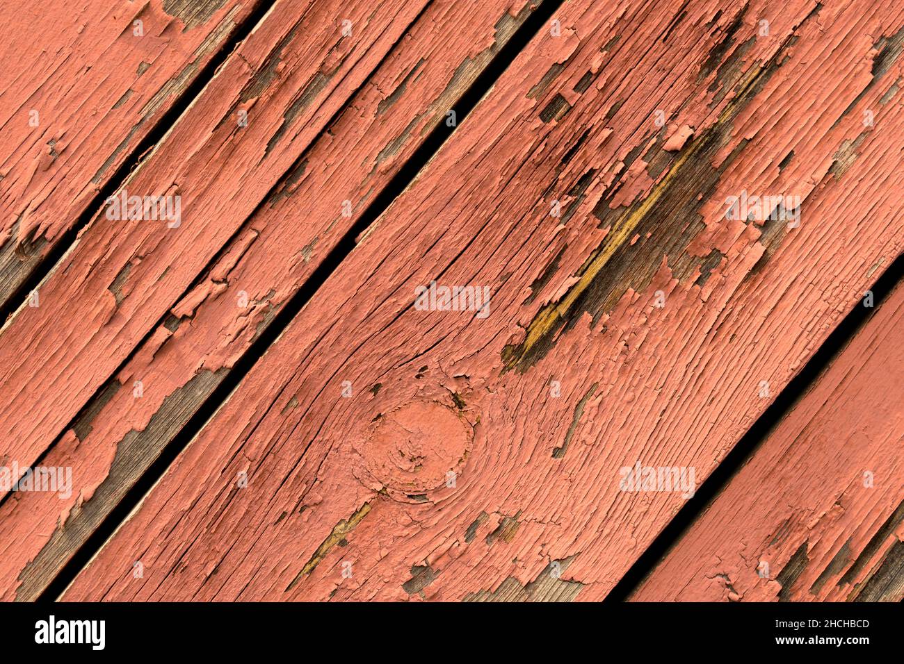 Vernice che si stacca da vecchio legno di fienile Foto Stock