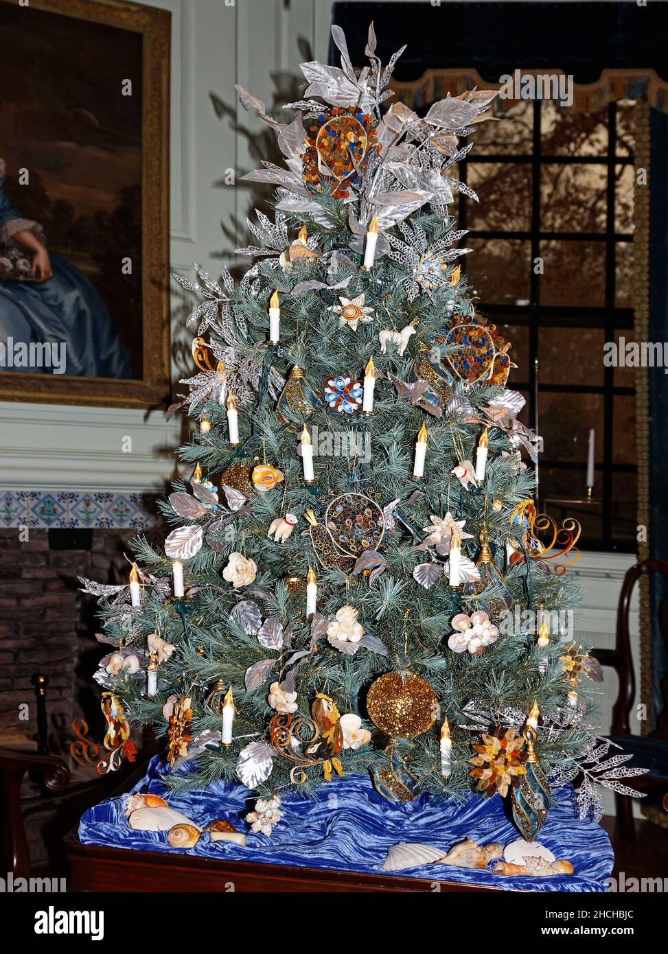 Albero di Natale, decorazioni varie, luci di candela, conchiglie, ornamenti di quill, Festivo, vacanza, Winterthur Museum, Delaware, Winterthur, DE Foto Stock