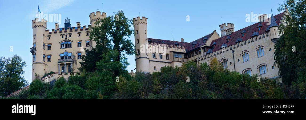 Vista dell'iconico castello di Neuschwanstein durante l'autunno con le foglie che cambiano. Turistica limitata a causa di COVID 19 Pandemic Foto Stock