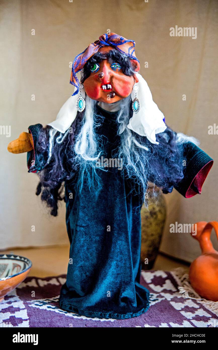 Strega, visita al creatore di bambole, Bukhara, la Città Santa, Uzbekistan, Uzbekistan Foto Stock