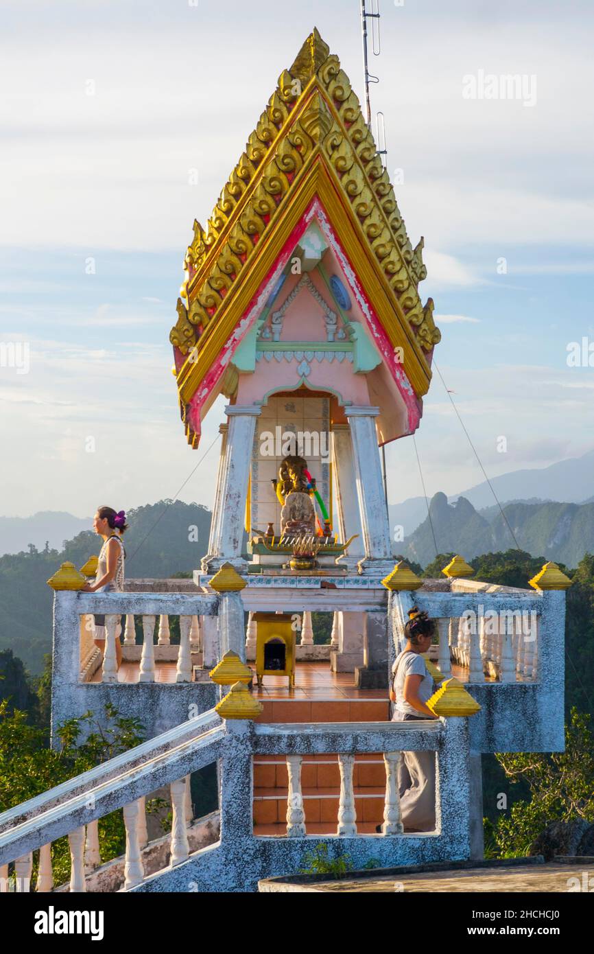 Piccola pagoda dorata sulla collina del tempio in serata, monastero buddista Tiger Cave Temple, Wat Tahm sua luogo di pellegrinaggio, Wat Tham Sha, Krabi Foto Stock