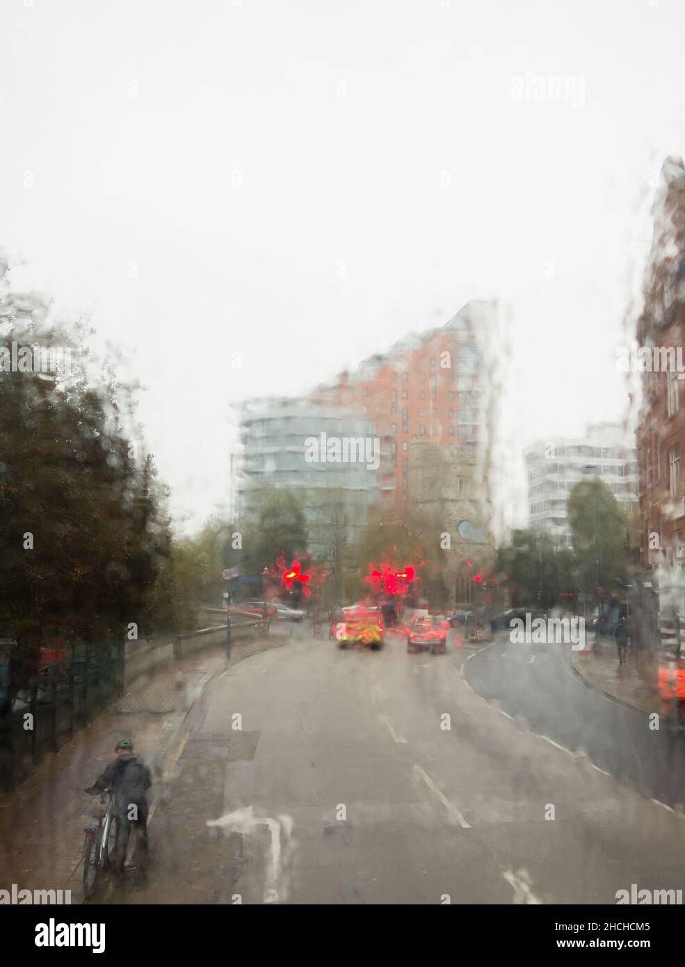 Una Lower Richmond Road molto umida e piovosa a Putney, nel sud-ovest di Londra, Regno Unito Foto Stock