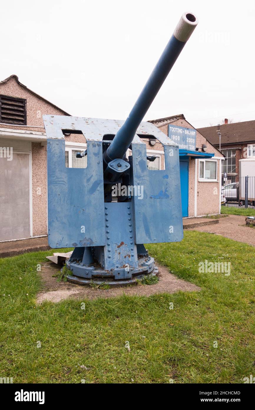 An Armstrong Whitworth, QF 12-poounder Naval Gun Outside the Sea Cadets Tooting & Balham Building, Melison Road, Londra, SW17, Inghilterra, REGNO UNITO Foto Stock