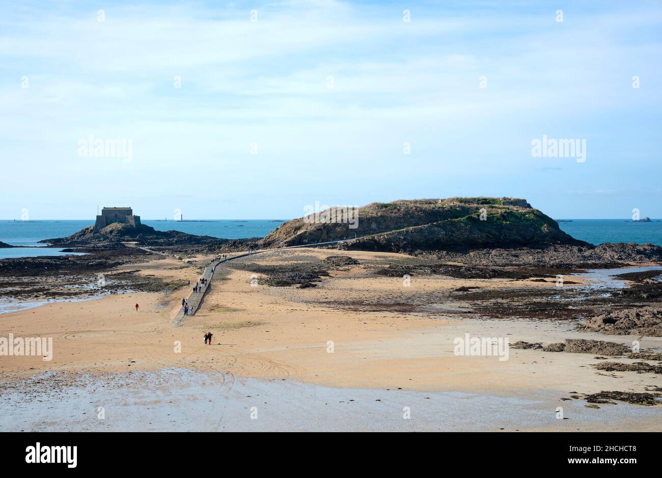 Persone che camminano sulla spiaggia a bassa marea a St Malo in Francia Foto Stock