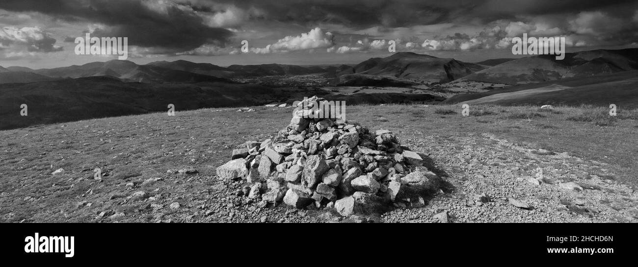 Il cairn sommitale di Watsons Dodd cadde sopra St Johns nel villaggio di vale, vicino a Keswick, Parco Nazionale del Distretto del Lago, Cumbria, Inghilterra, Regno Unito Watsons Dodd Foto Stock