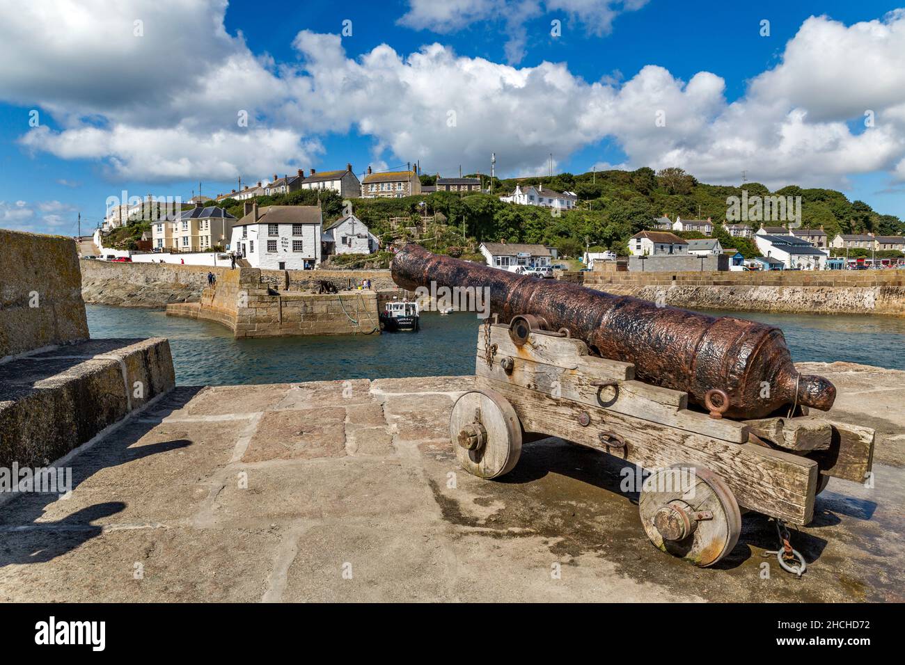 Porthleven Canon e Harbour Cornwall; Regno Unito Foto Stock