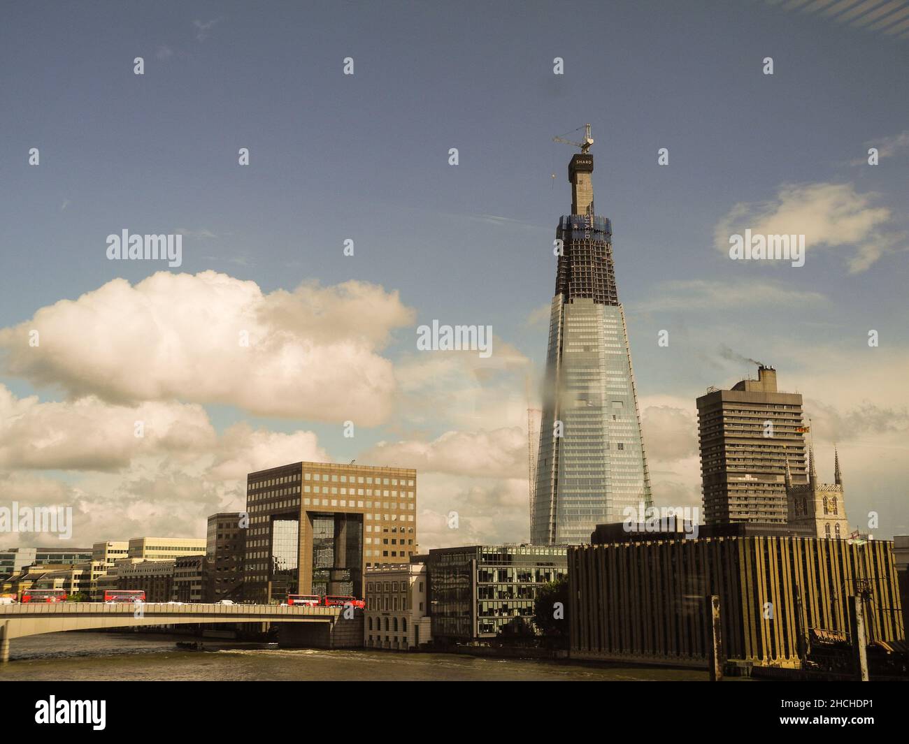 Il grattacielo Shard coperto da nuvole di Renzo piano, in costruzione, e il numero 1 London Bridge, London Bridge, Londra, Inghilterra, Regno Unito Foto Stock