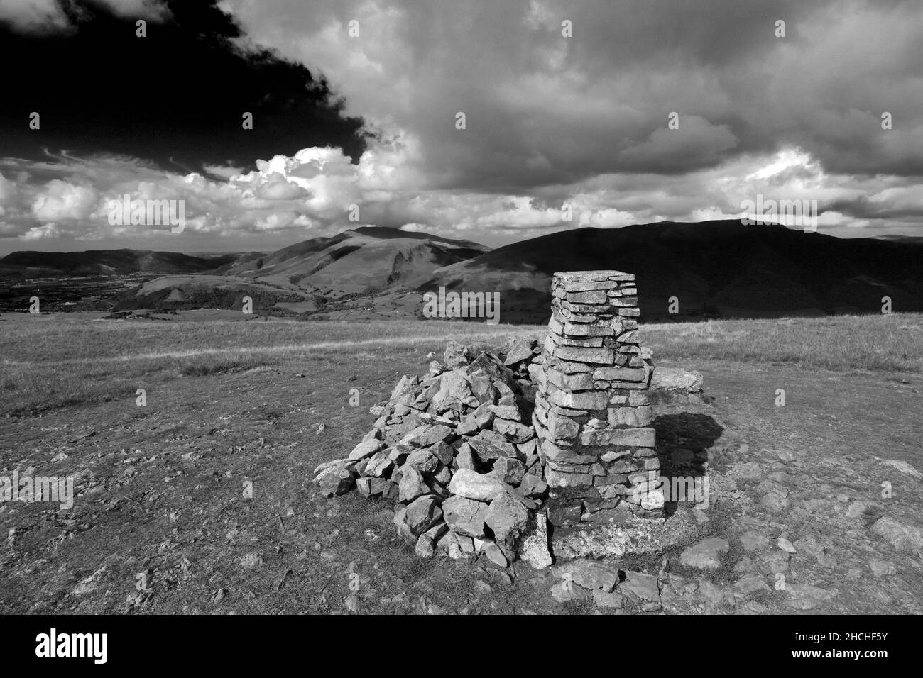 Il cairn della cima su Clough Head cadde sopra St Johns nel villaggio di vale, vicino a Keswick, Lake District National Park, Cumbria, Inghilterra, Regno Unito Clough Head f Foto Stock