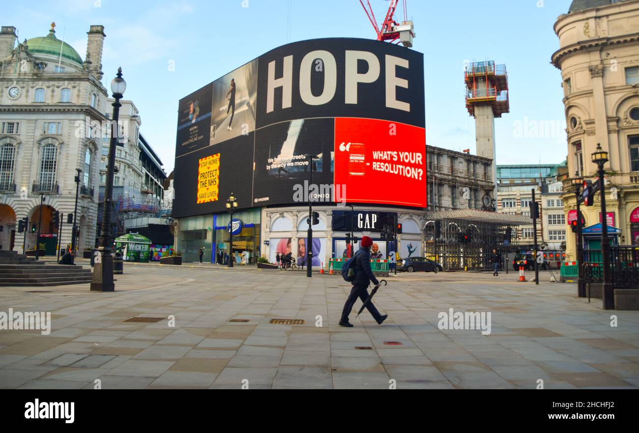 Il messaggio 'Hope' visualizzato in un tranquillo Piccadilly Circus durante il blocco del coronavirus. Londra, Regno Unito. 29th gennaio 2021. Foto Stock