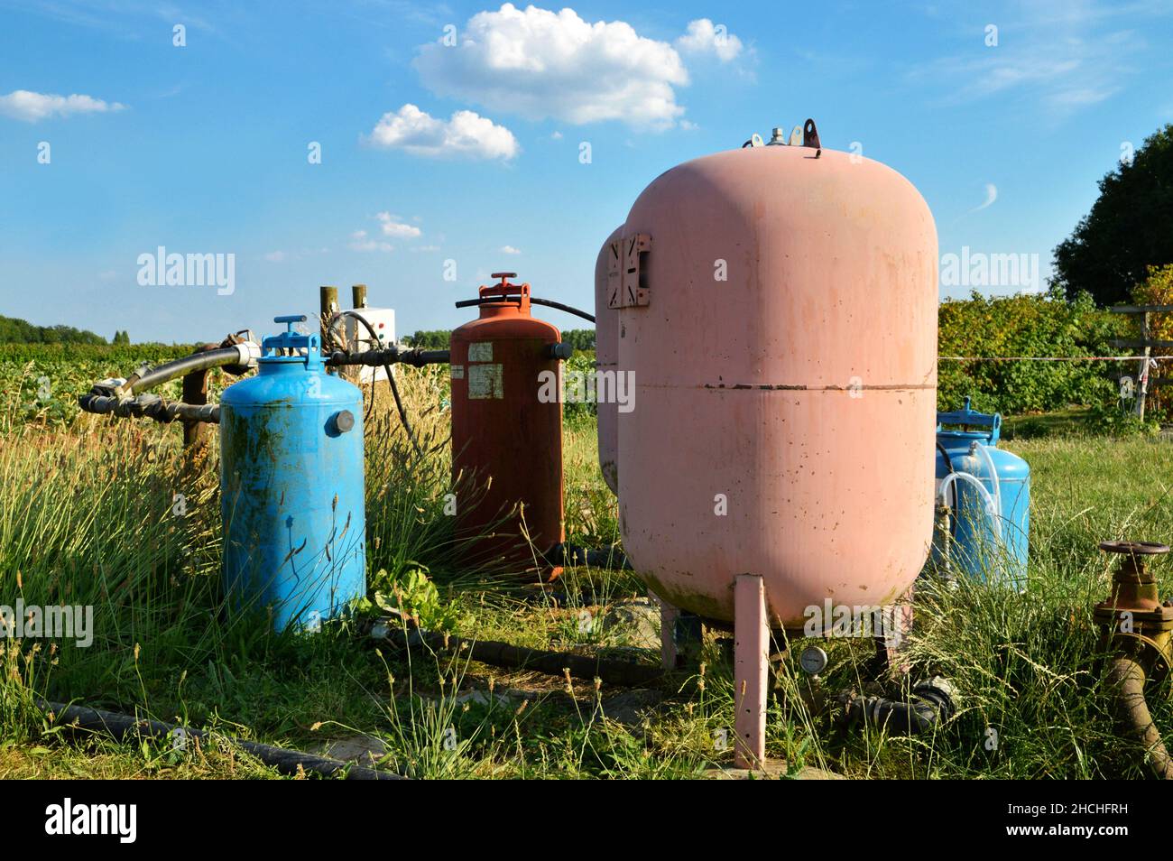 Irrigazione di pompaggio per sistema di irrigazione agricola per coltivazione agricola durante l'estate. Foto Stock