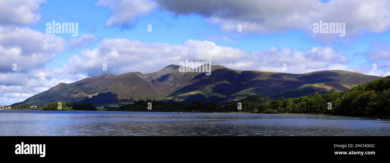 Vista estiva su Skiddaw Fell, Derwentwater, Keswick Town, Cumbria, Lake District National Park, Inghilterra, Regno Unito Foto Stock