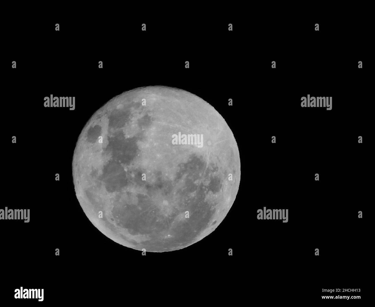 Luna piena vista nel cielo nero scuro Foto Stock