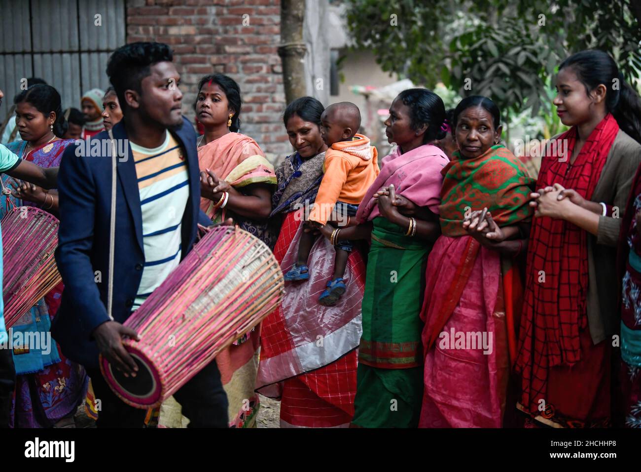 Rajshahi, Bangladesh. 28th Dic 2021. La gente di Santali ha visto eseguire la danza di gruppo tradizionale ad un matrimonio in Rajshahi. La tribù Santal è un gruppo etnico originario dell'India orientale. I Santals sono la tribù più grande nello stato di Jharkhand dell'India in termini di popolazione e si trovano anche negli stati di Assam, Tripura, Bihar, Odisha e Bengala Occidentale. Sono la più grande minoranza etnica nella divisione Rajshahi e nella divisione Rangpur del Bangladesh settentrionale. Credit: SOPA Images Limited/Alamy Live News Foto Stock