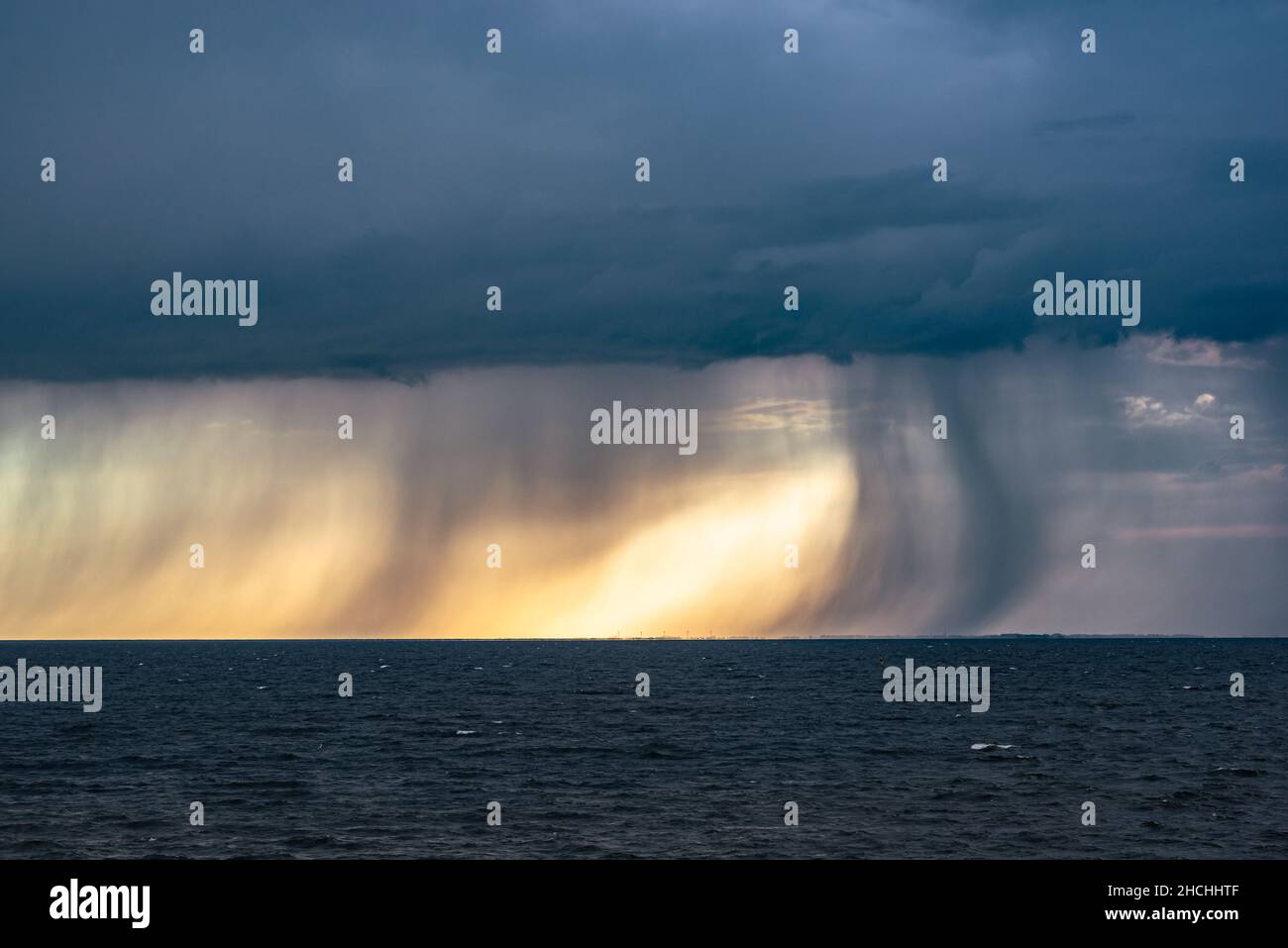 Immagine drammatica di falle di pioggia e grandine sotto la base della tempesta di tuono sul lago Ijsselmeer nei Paesi Bassi Foto Stock