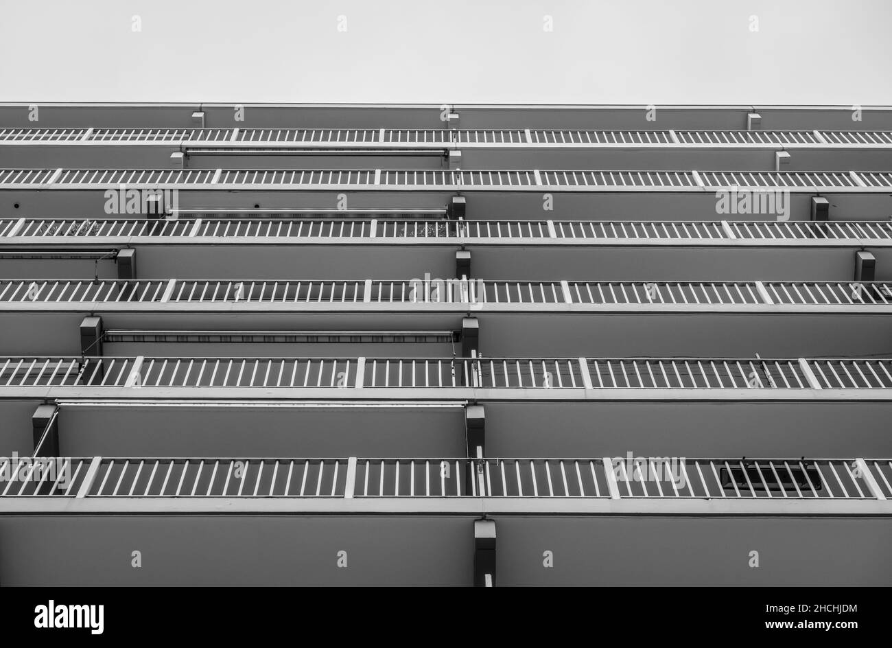 Un angolo basso scala di grigi di un moderno edificio con balcone Foto Stock