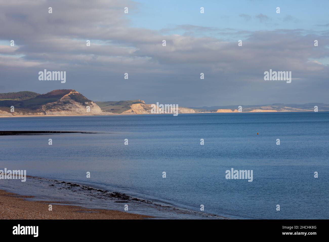 Lyme Bay e scogliere a Charmouth da Lyme Regis. Dorset. Inghilterra. Ottobre 2021 Foto Stock Lyme Bay e scogliere a Charmouth da Lyme Regis. Dorset. Inghilterra. Ottobre 2021 Foto Stock