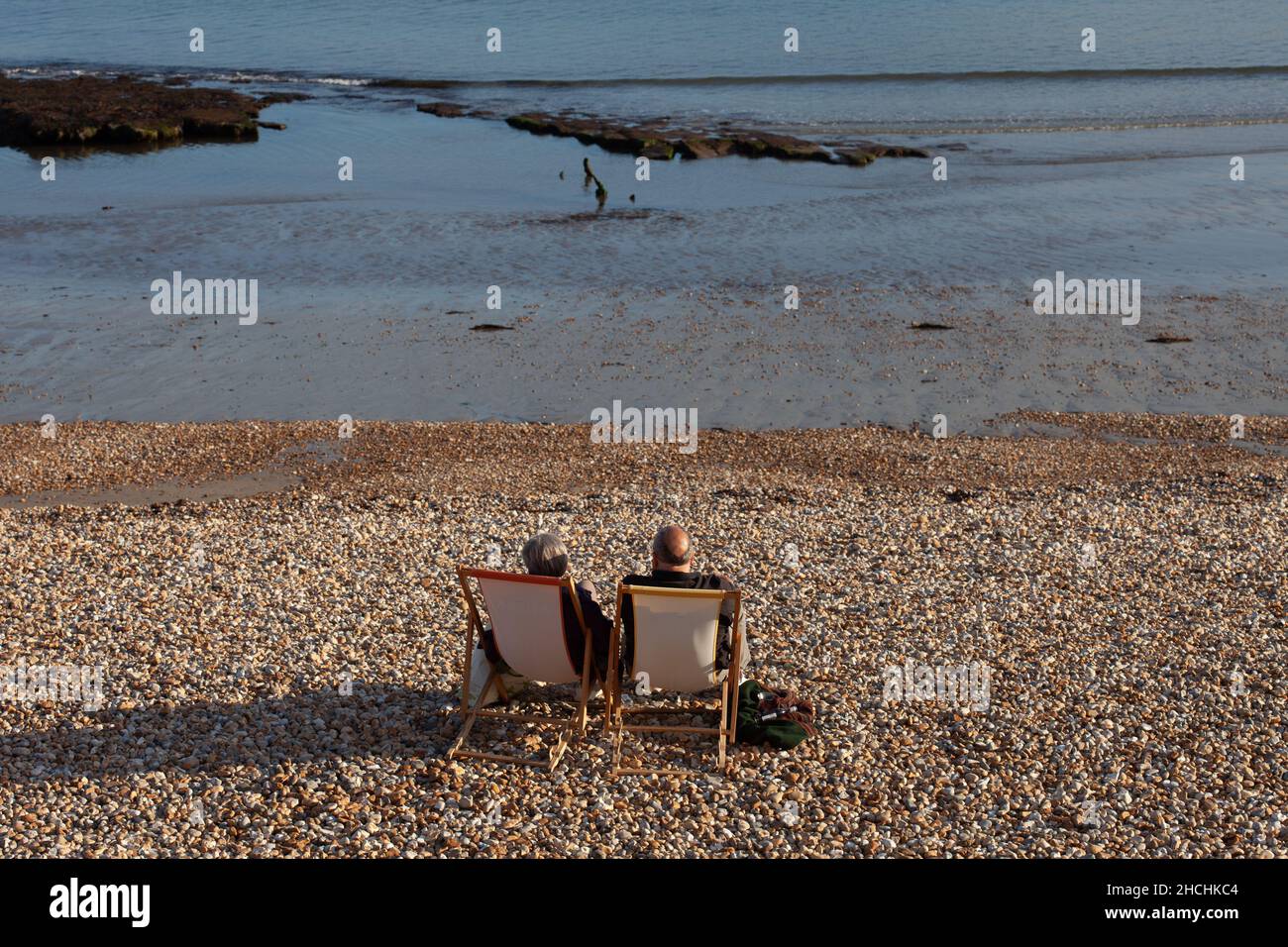 Vacanzieri su sdraio sulla spiaggia. Lyme Regis. Dorset. Inghilterra.. Ottober 2021 Foto Stock