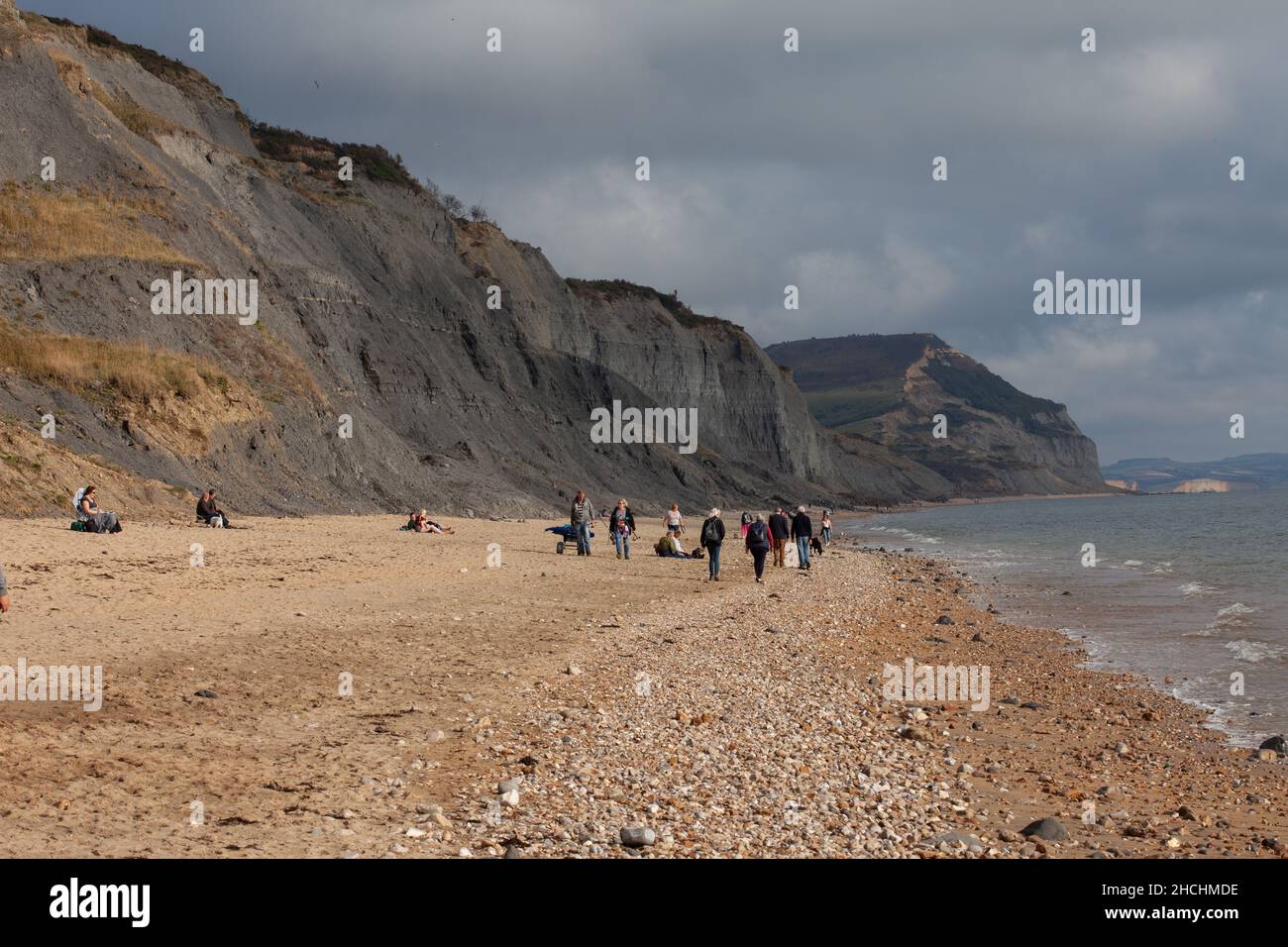 Passeggiate sulla spiaggia di Charmouth al sole d'autunno. Ottobre 2021. Dorset. Inghilterra Foto Stock Passeggiate sulla spiaggia di Charmouth al sole d'autunno. Ottobre 2021. Dorset. Inghilterra Foto Stock