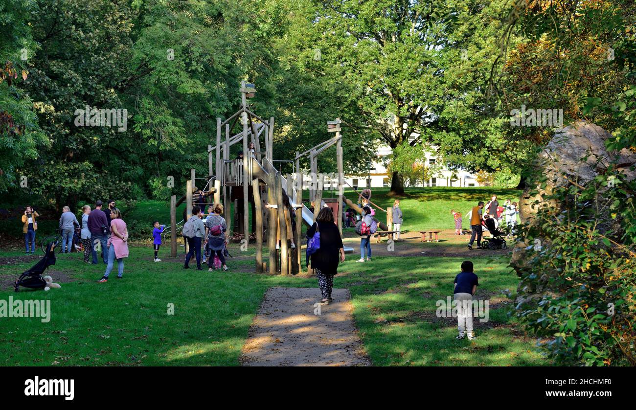 Parco giochi per bambini con telaio di arrampicata nel parco Clifton Downs di Bristol Foto Stock