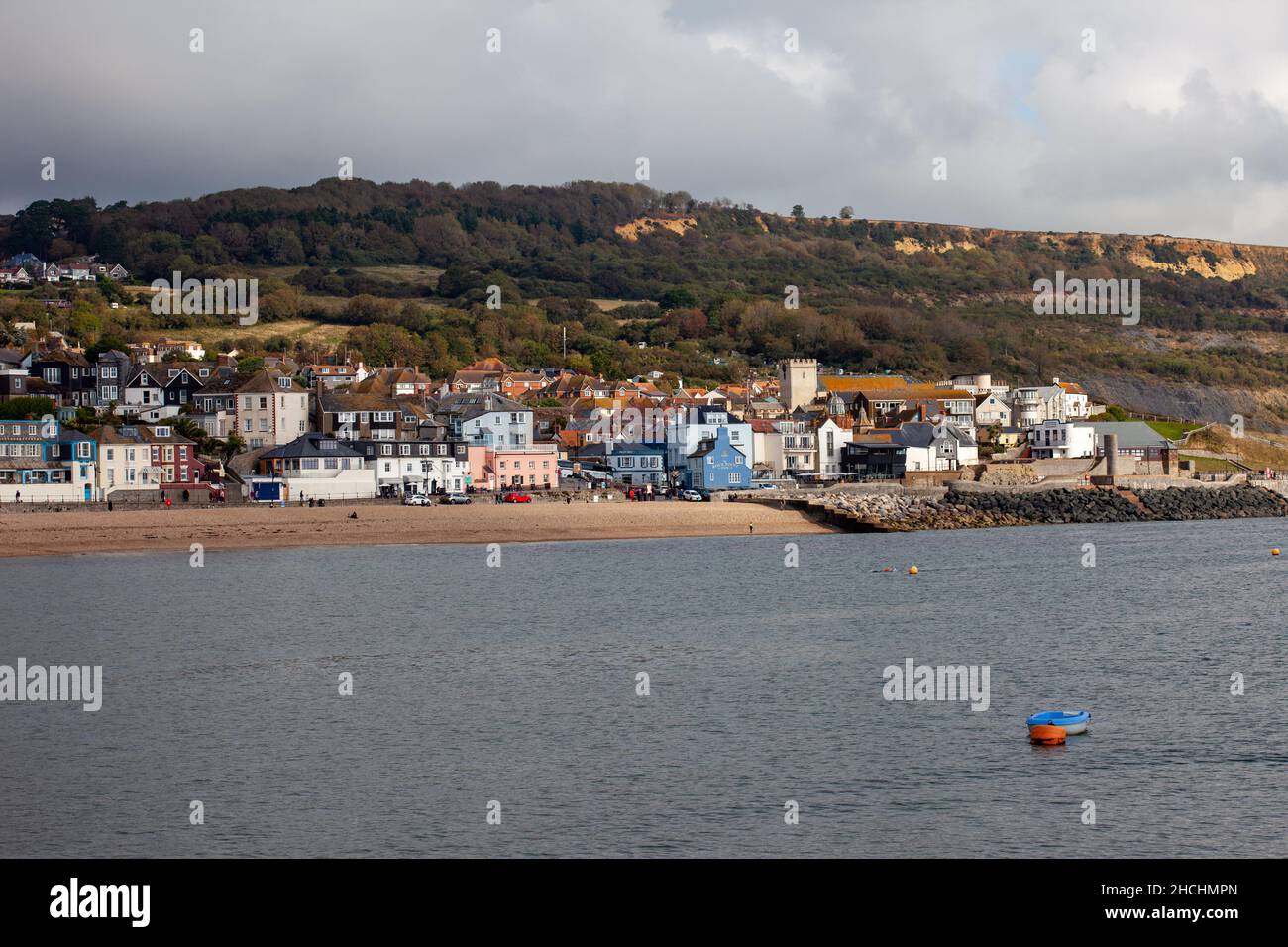 La città di Lyme Regis guardando dalle mura del porto del Cobb. Dorset. Inghilterra. Ottobre 2021 Foto Stock