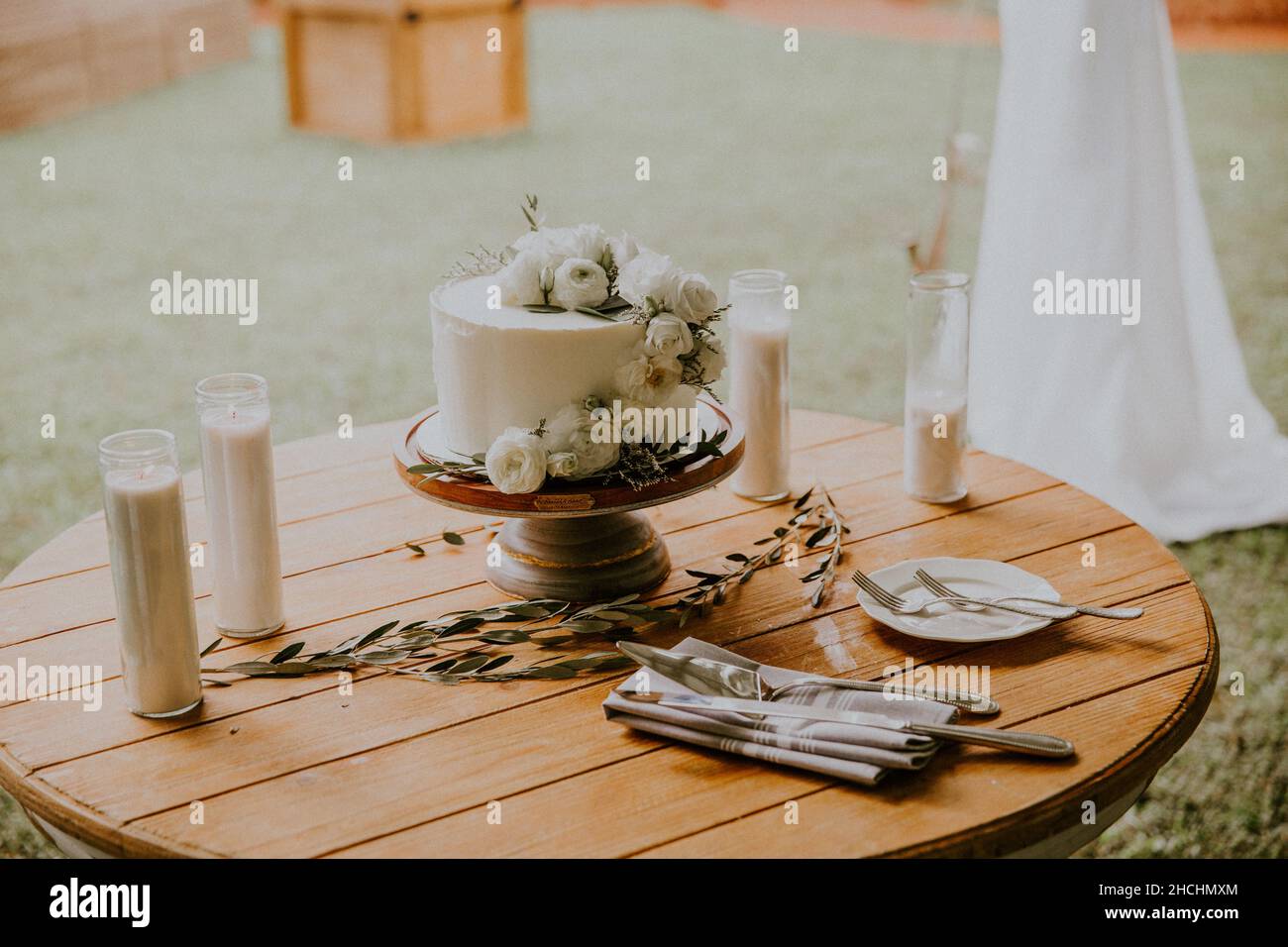 Tavolo per torte per matrimoni con bella ombra Foto Stock