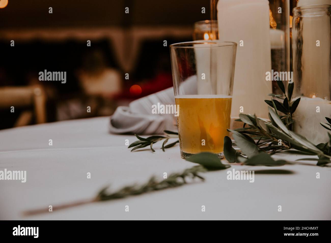 South Carolina Back Yard Wedding Details - birra al tavolo Foto Stock