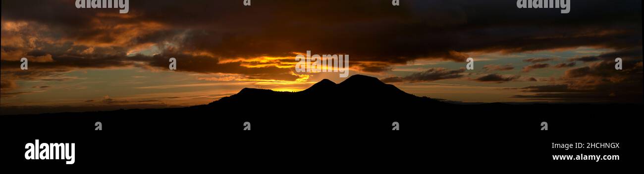 Panorama del tramonto di novembre alle spalle delle colline Eildon ai confini scozzesi. 5 x 70mm scatti Uniti insieme su Capture One. Foto Stock