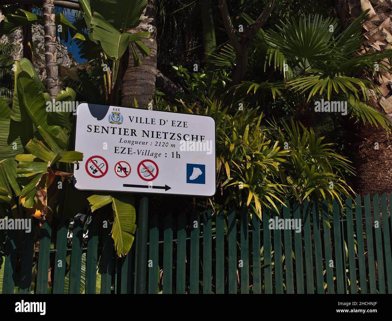 Cartello direzionale all'inizio del popolare sentiero Sentier Nietzsche, che prende il nome dal filosofo tedesco, che conduce al villaggio di Eze sulla Costa Azzurra. Foto Stock