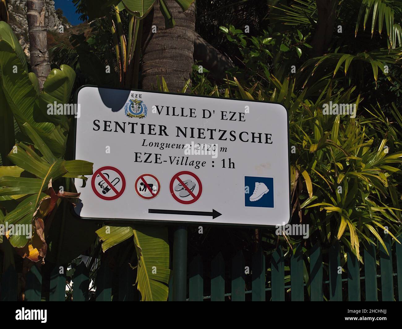 Cartello informativo all'inizio del famoso sentiero Sentier Nietzsche, che prende il nome dal filosofo tedesco, che conduce al villaggio di Eze sulla Costa Azzurra. Foto Stock