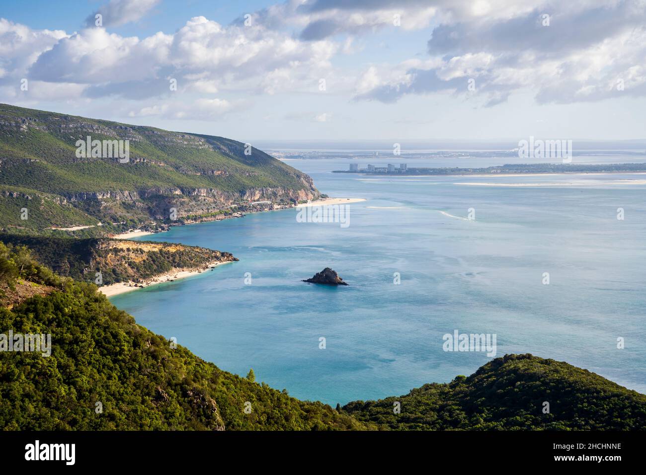 Belle scogliere e spiagge del Parco Naturale Arrabida, a sud di Lisbona, Alentejo, Portogallo Foto Stock