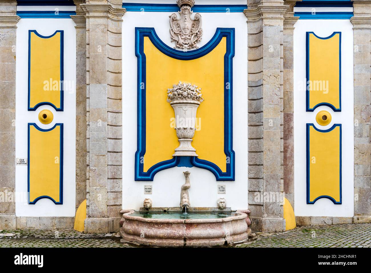 Fontana tradizionale pubblica nel centro della città di Azeitao, area metropolitana di Lisbona, Portogallo Foto Stock