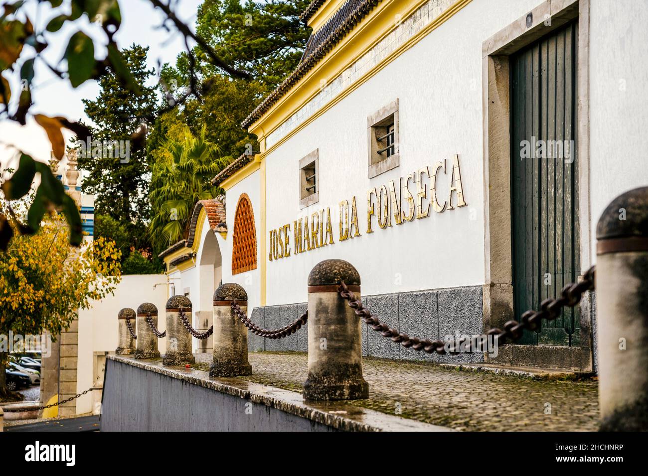 Azeitao, Portogallo - 3 novembre 2021: Segno Jose Maria da Fonseca sulla facciata della famosa cantina nella zona metropolitana di Lisbona Foto Stock