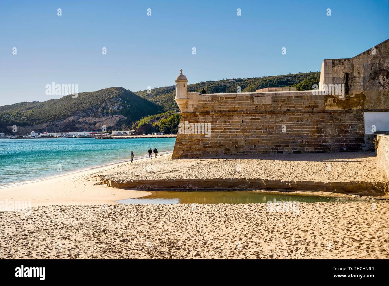 Fortezza di San Giacomo sulla spiaggia di Sesimbra, area metropolitana di Lisbona, Portogallo Foto Stock