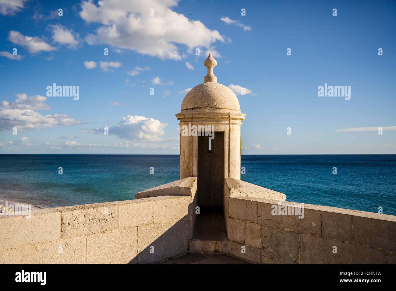 Torre di controllo della Fortezza di Sesimbra, Area Metropolitana di Lisbona, Portogallo Foto Stock