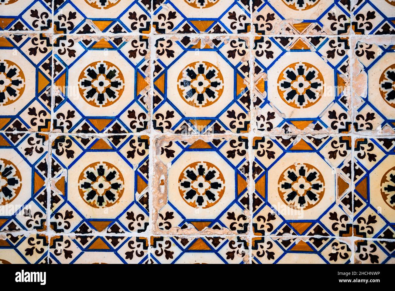 Vecchie piastrelle portoghesi chiamato azulejo trovato sul muro a Sesimbra, Portogallo Foto Stock
