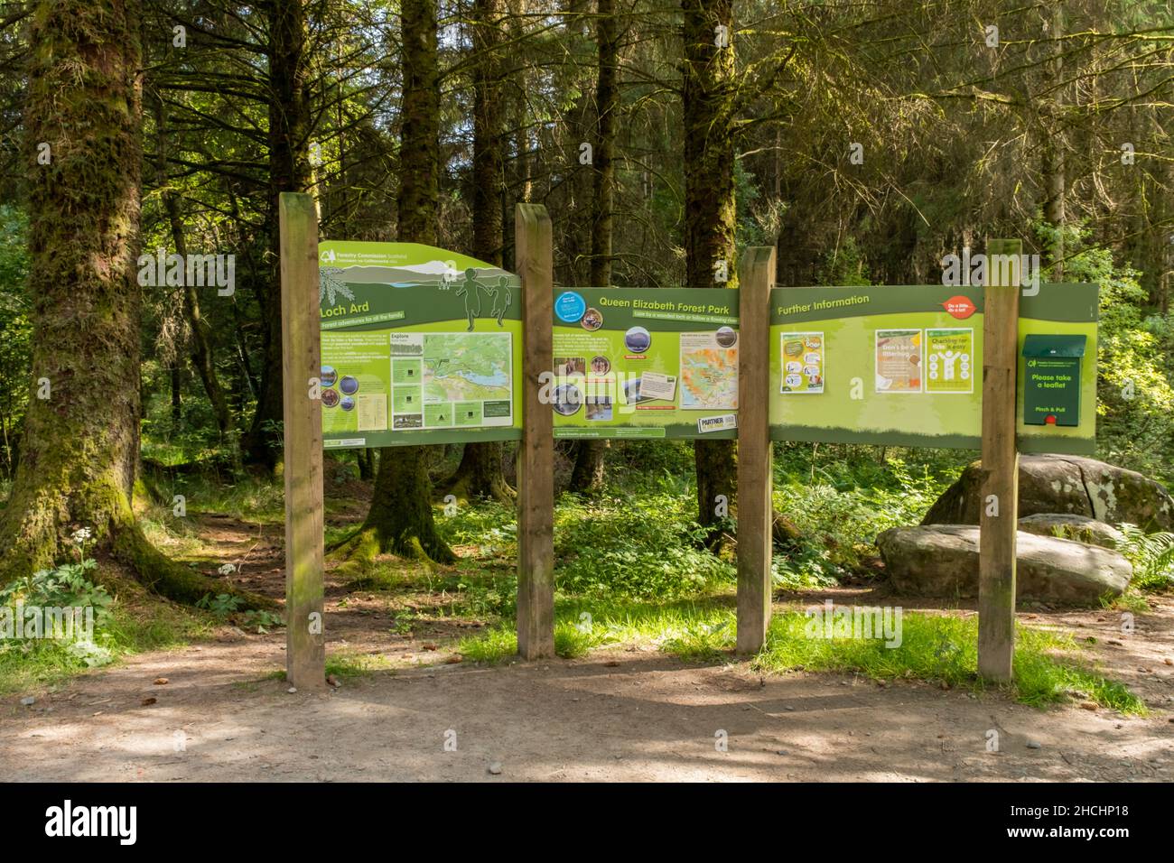 Loch Ard, Scozia - Luglio 25th 2021: Cartello informativo Loch Ard Queen Elizabeth Forest Park Trail Foto Stock
