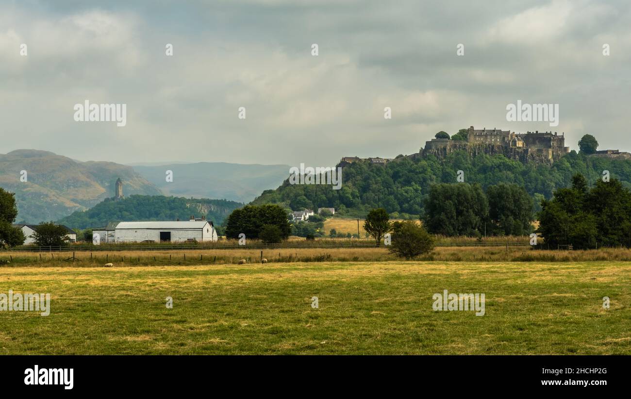 Castello di Stirling e Monumento Wallace, con le colline di Ochil sullo sfondo, Stirling, Scozia Foto Stock