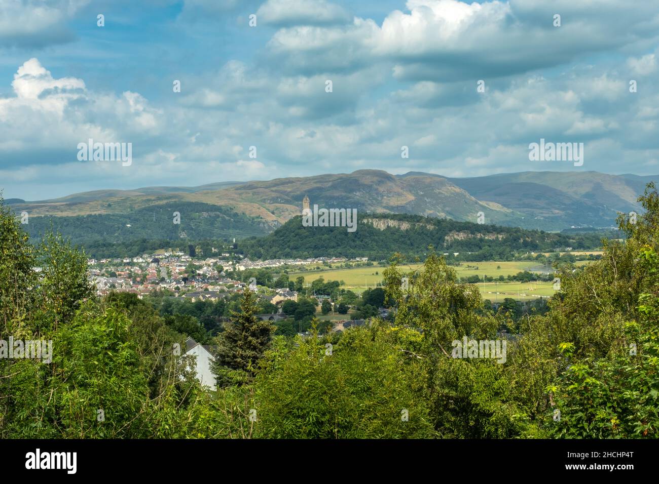 Vista su Stirling con il Wallace Monument e Ochil Hills sullo sfondo, Castello di Stirling, Scozia Foto Stock