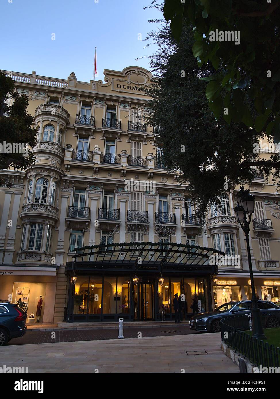 Vista frontale dell'ingresso di una sistemazione storica di lusso Hotel Hermitage nel quartiere di Monte Carlo in serata nel Principato di Monaco. Foto Stock