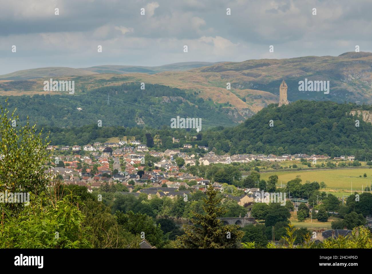 Vista su Stirling con il Wallace Monument e Ochil Hills sullo sfondo, Castello di Stirling, Scozia Foto Stock