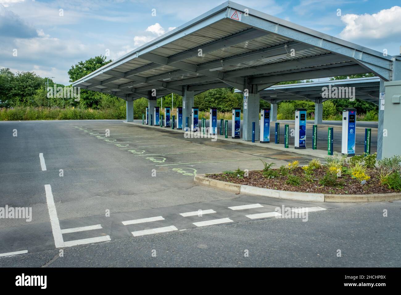 Stirling, Scozia - 26th luglio 2021: Punti di ricarica per veicoli elettrici vuoti presso il parcheggio Stirlingshire Council Park and Ride Foto Stock