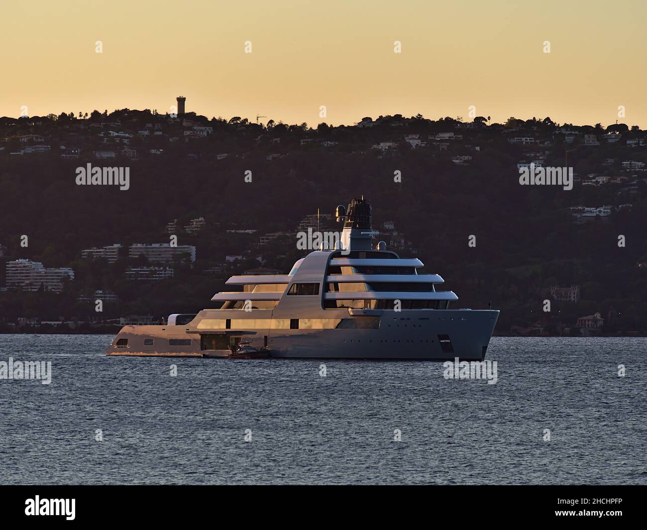 Vista del grande superyacht Solaris, di proprietà dell'uomo d'affari russo Roman Abramovich, in serata il sole ormeggiato nella baia di Antibes, Francia. Foto Stock