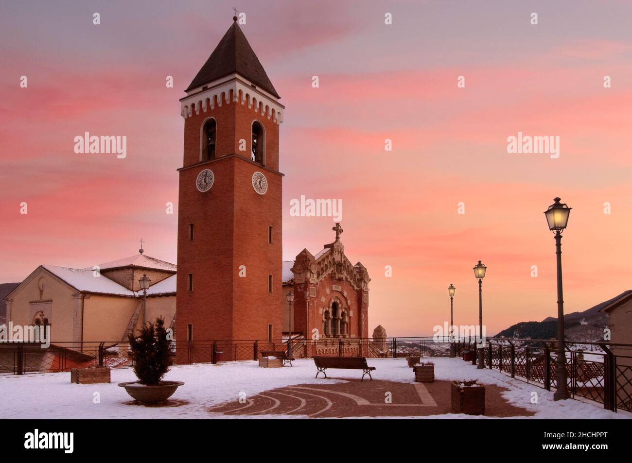 La chiesa di San Nicola di Bari, simbolo del borgo montano di Rivisondoli, vista da una terrazza panoramica Foto Stock