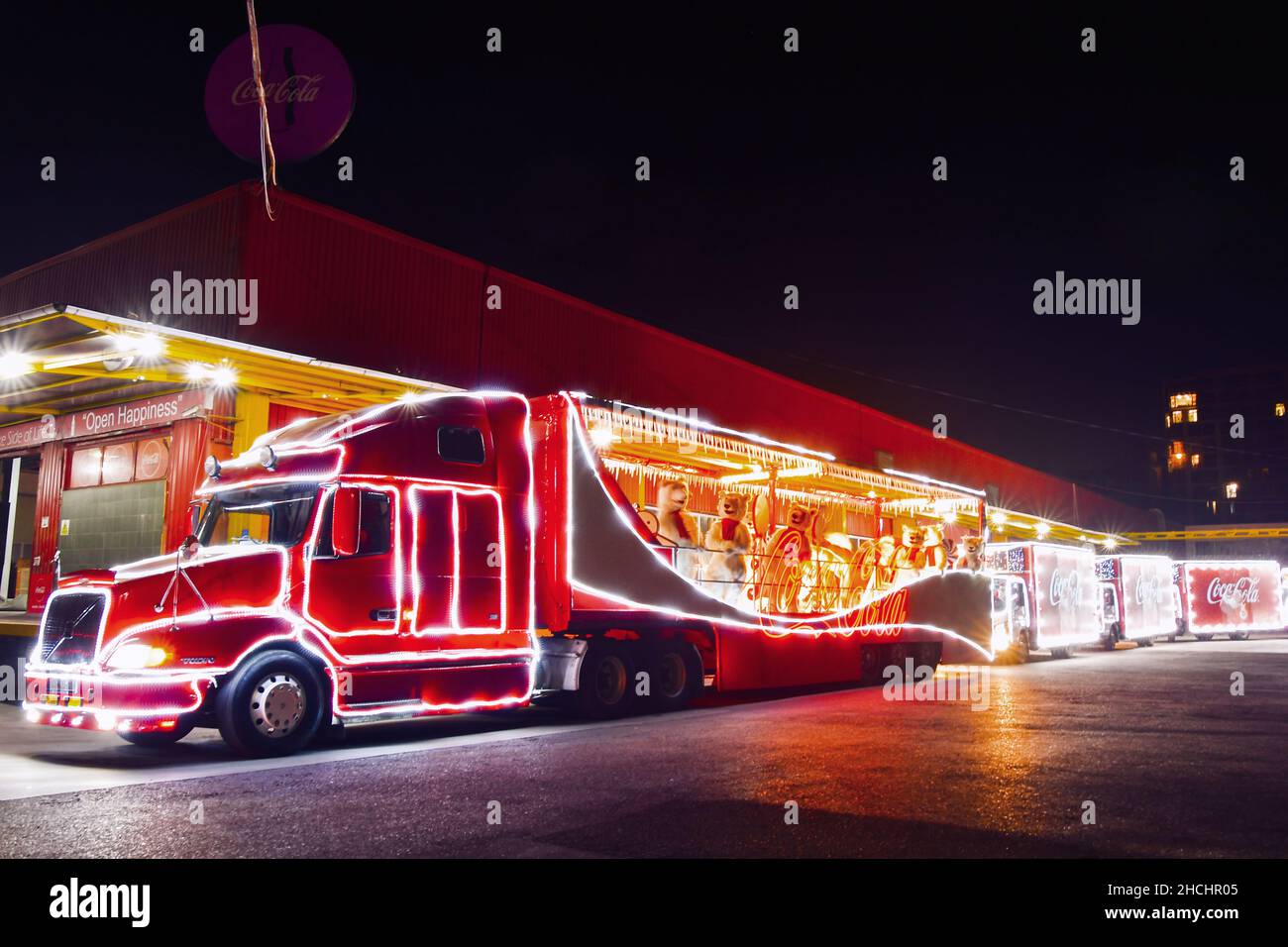 Tbilisi, Georgia - 28th dicembre, 2021: Coca cola xmas festive decorato camion caravan tour in città Tbilisi Foto Stock