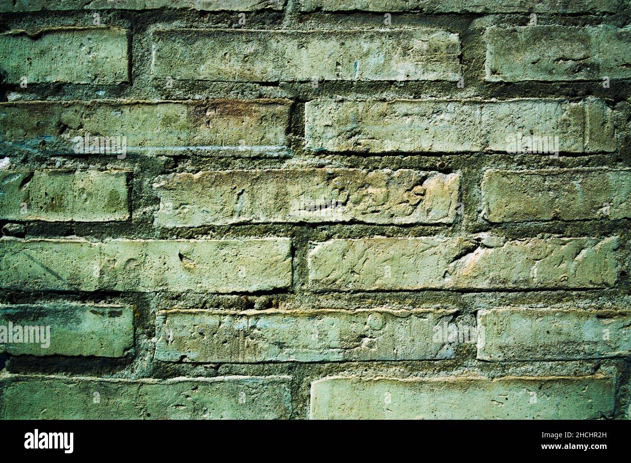 Mattoni sfondo di un vecchio muro sporco. Copia l'immagine dello spazio decorata con una morbida vignettatura angolare Foto Stock