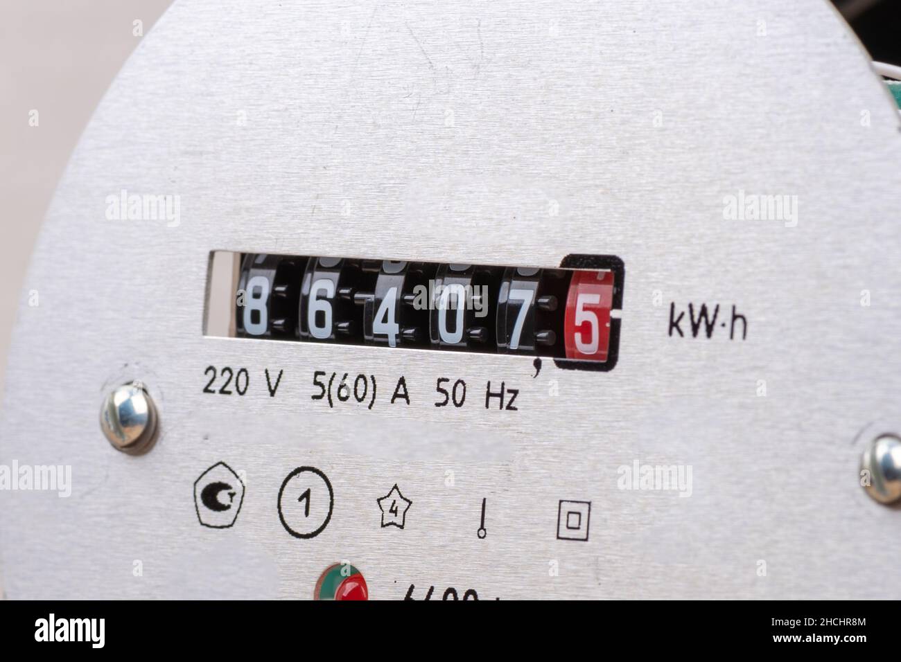 Primo piano della scala di un misuratore analogico elettrico. Apparecchiature elettriche. Foto Stock