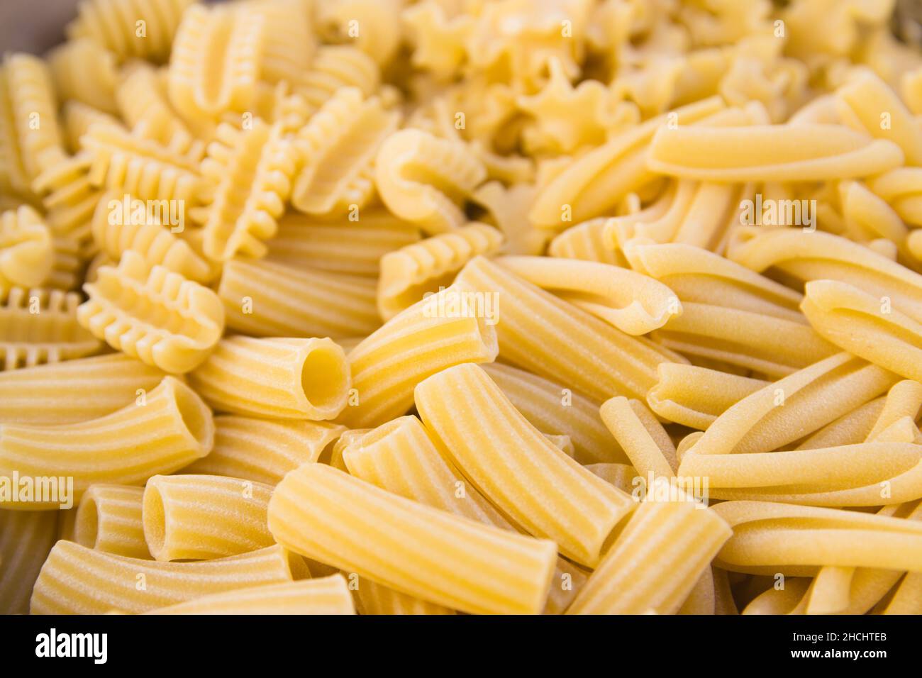 Immagine del contenuto di un piatto con pasta italiana piccola o tagliata in varie forme come radiatori, elicoidali, casarecce e mafalda Foto Stock